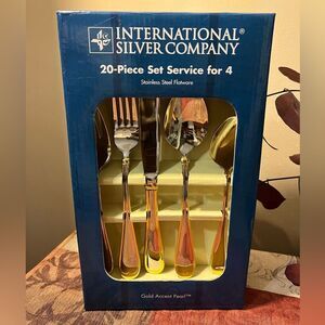 International Silver Co 20 Pc Svc for 4 Set Satin Lotus Stainless Flatware